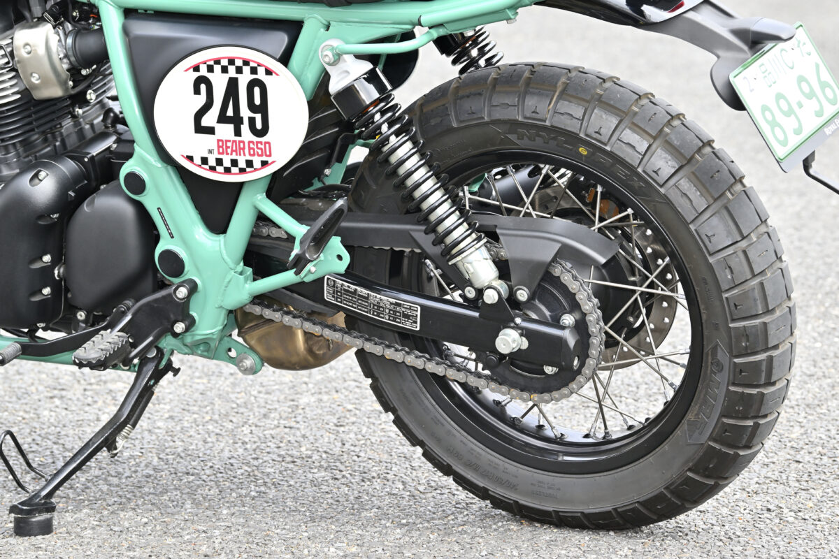 ホイールベースは1460㎜を確保。キャスター&トレールは26.1°&116.7㎜。トレールはかなり長めだが思ったほど直進安定性は強くない。