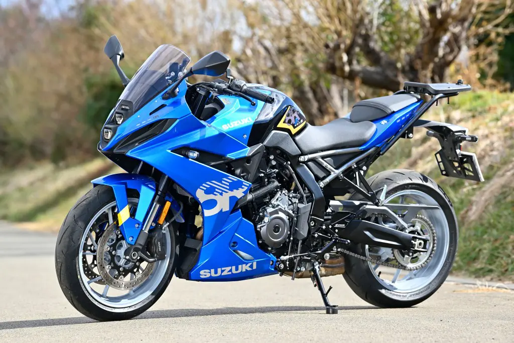 GSX-8R/Sの走りを変える！STRIKERから「FORTIステップキット」発売