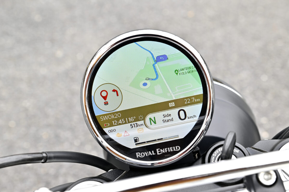 トリッパーダッシュを搭載し、専用アプリをダウンロードしたスマートフォンがあれば、Bluetooth通信でグーグルマップのナビ画面をメーターにミラーリング表示可能。