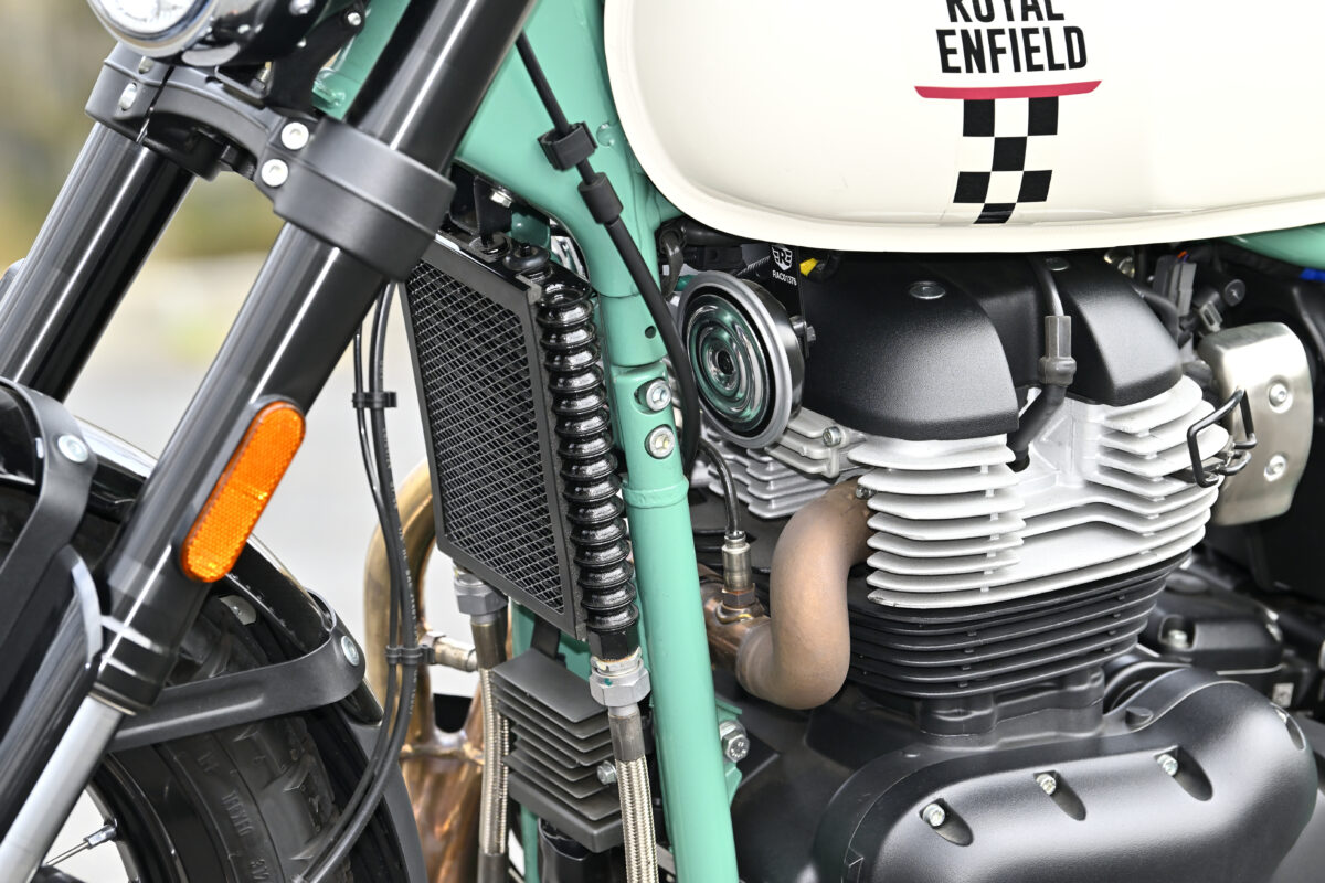 ダブルクレードルフレームに搭載されたエンジン前にあるのはオイルクーラー。ホーン、電装類の押し込め方にスクランブラーらしいシンプルなデザインへのこだわりを感じる。