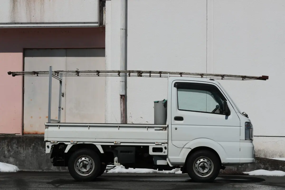 軽トラの荷台が進化する！穴あけ不要で簡単装着『トラレール』の実力と