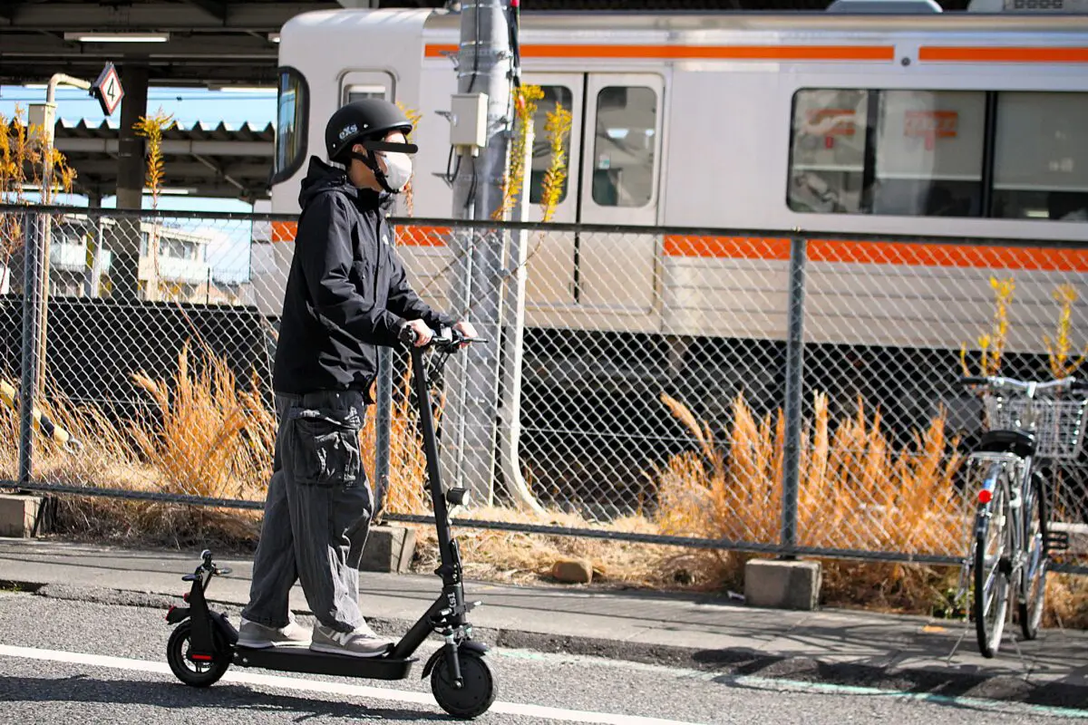 6万円台で買える免許不要の電動キックボード！ 万博で広がる新