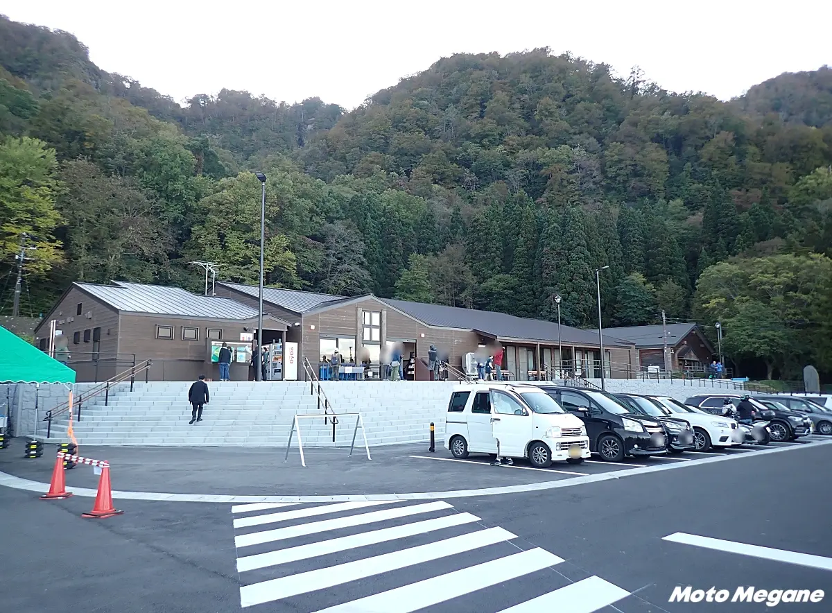 話題沸騰】十和田湖ブルーのソフトクリームが絶品！道の駅限定「レイク