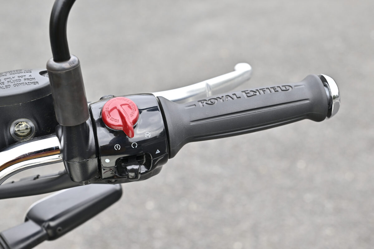 グリップはおしゃれな樽型形状。左スイッチボックスの下側にはジョイスティックを備え、各種設定を行う。