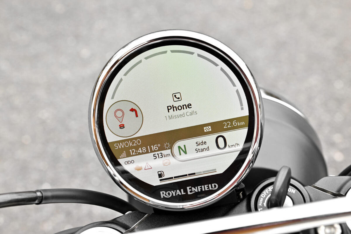 Bluetooth接続したスマートフォンの受信通話や音楽再生のコントロールも可能。またナビゲーションに関しては、ターンバイターンのみの表示も可能だ。