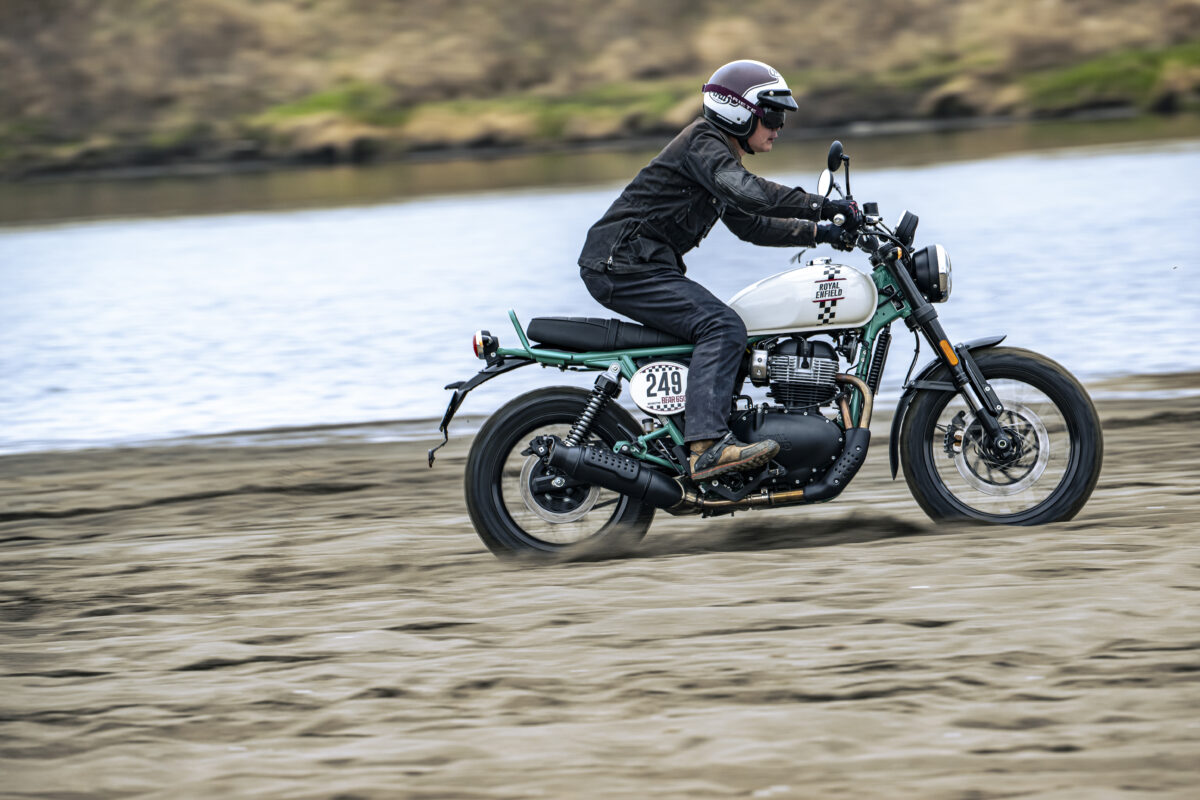 写真はロイヤルエンフィールド・ベア650でダート走行を行う谷田貝 洋暁。カラーリングはBig Bear Run での伝説的な勝利を飾った Eddie の車番に敬意を表した特別カラーエディション「トゥー・フォー・ナイン(Two Four Nine)/価格:1,015,300円税込)