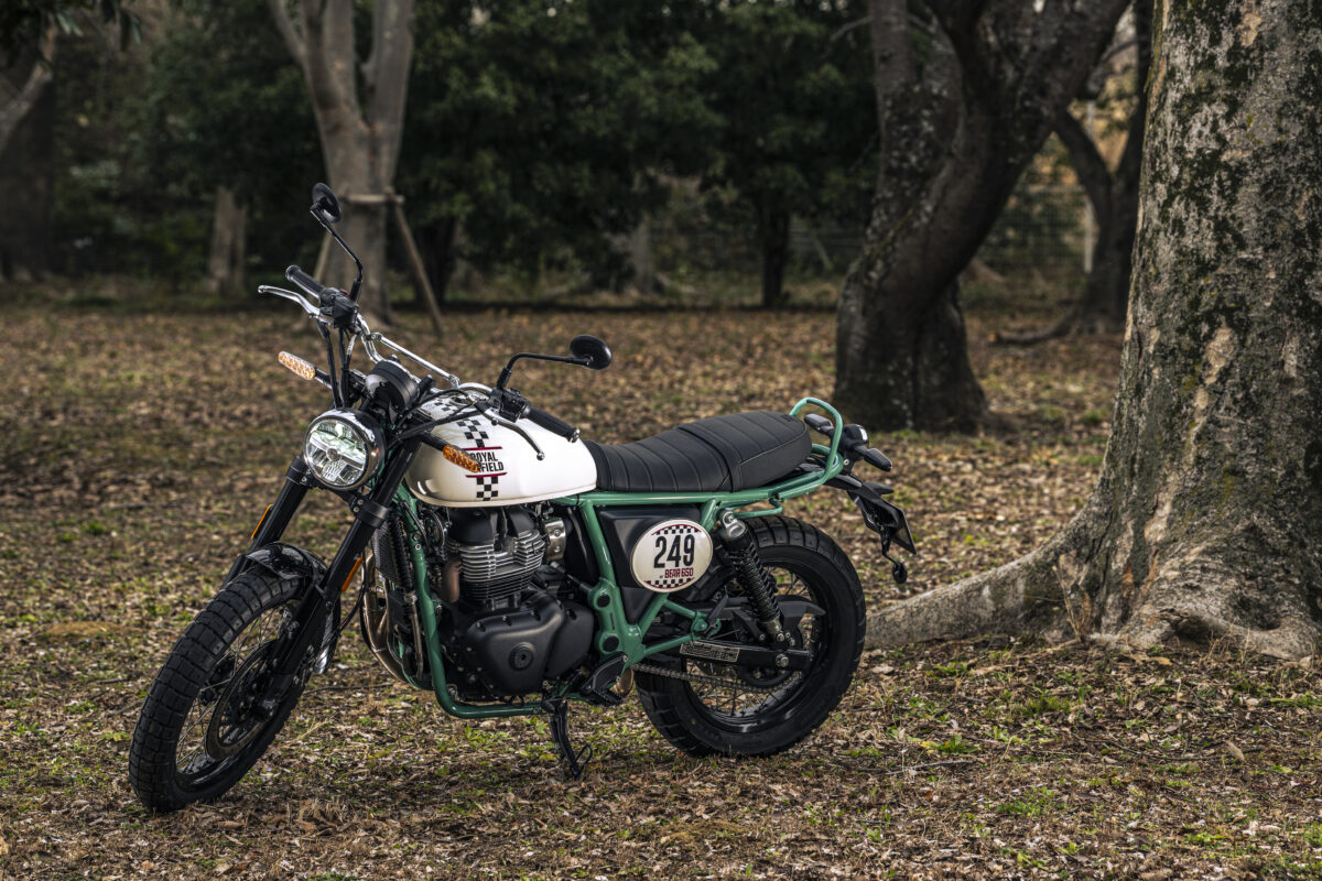 ロイヤルエンフィールド・ベア650。カラーリングはBig Bear Run での伝説的な勝利を飾った Eddie の車番に敬意を表した特別カラーエディション「トゥー・フォー・ナイン(Two Four Nine)/価格:1,015,300円税込)