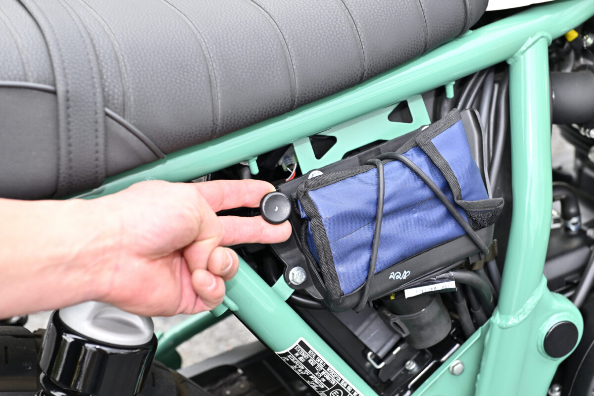 サイドカバーがキー施錠タイプで内部には車載工具と、リヤシートを外すためのレバーがある。