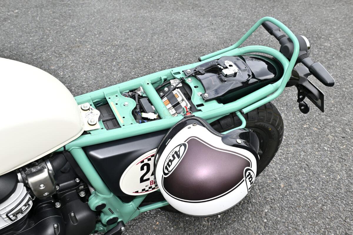 シート下にはヘルメットホルダーがあるものの大きな収納スペースはなく、ETC車載器を付けるならこのサイドカバー内がちょうど良さそうだ。