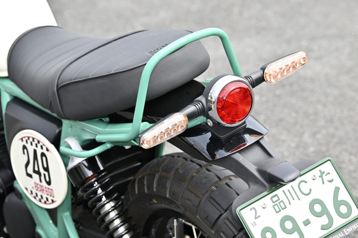 テール周りには掴みやすく荷物の積載にも便利そうなグラブバーやサイドグリップもある。