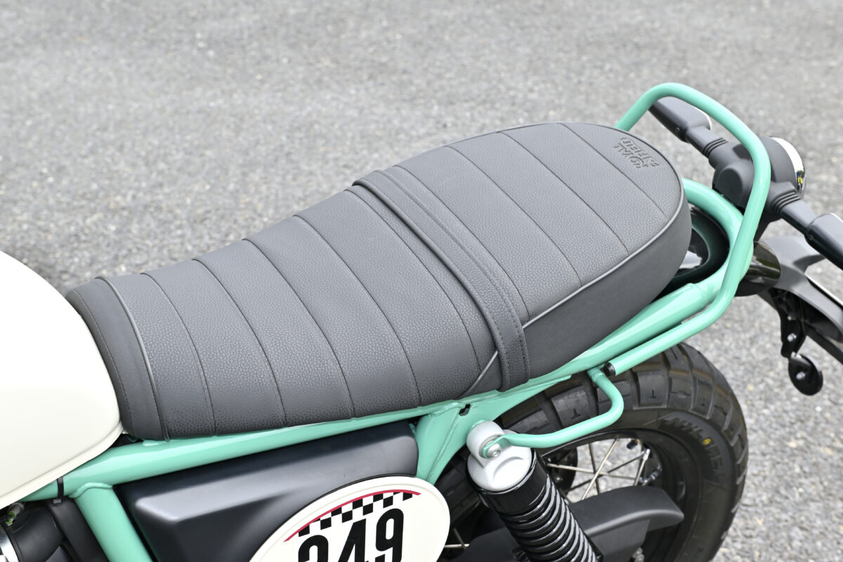 シートは前後一体型で厚みもあるが、ライダーシートはスタンディングのしやすさや、足着き性を高めるよう形状が工夫されている。