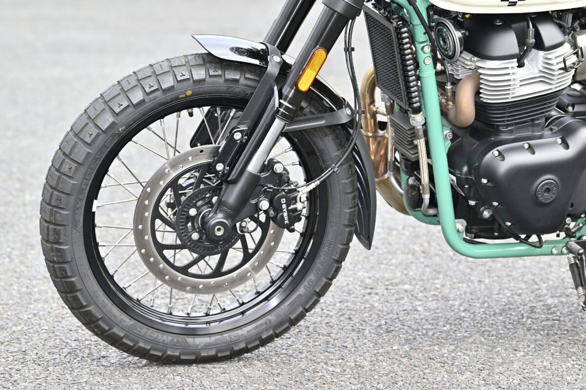 ホイールサイズはスクランブラーらしく大きめの19インチでスポークホイール。サスペンションはインナーチューブ径43mmでストロークは130㎜と少なめ。