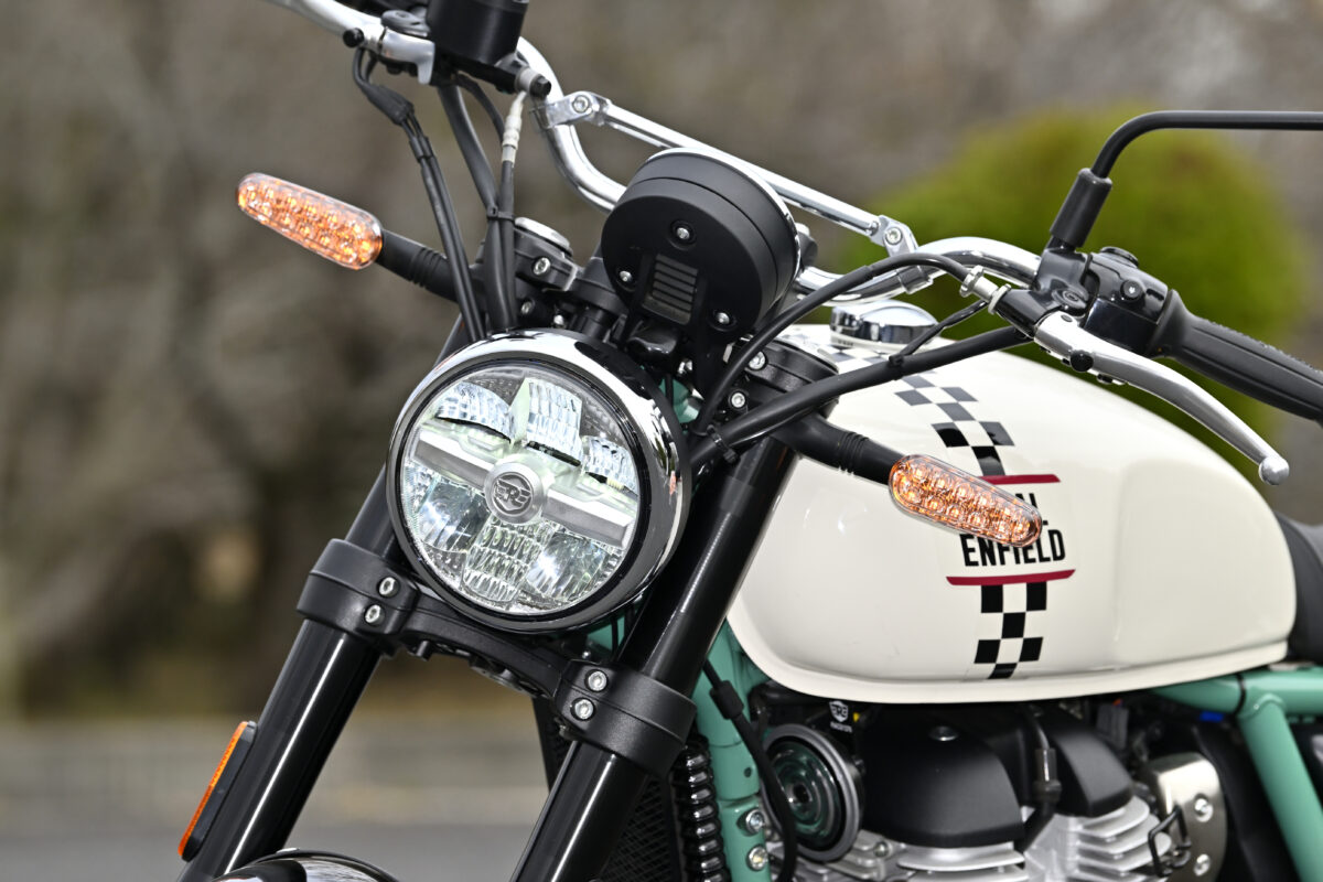 クラシカルな丸目1灯のヘッドライトだが、光源はウインカー含めてLEDを採用。