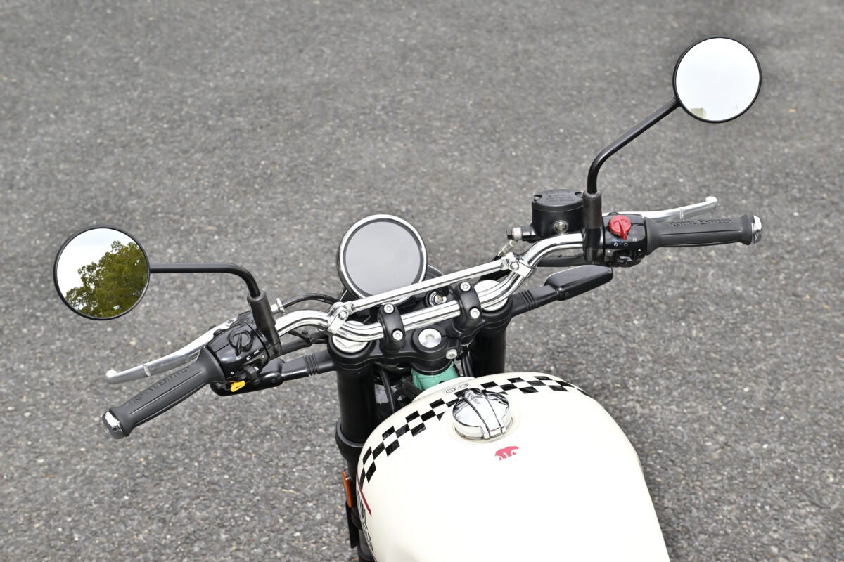 ブレース付きのスチール製ハンドルは全幅855㎜で、ダートを走るスクランブラーらしくかなりワイドな設定になっている。