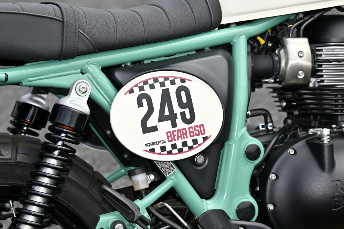 サイドカバーにはゼッケンプレート。249は、1960年代にカルフォルニアの砂漠で行われたBig Bear Runで活躍したエディ・モルダー(Fast・Eddie)のナンバーであり、車名もこのレースの名前にちなんでいる。