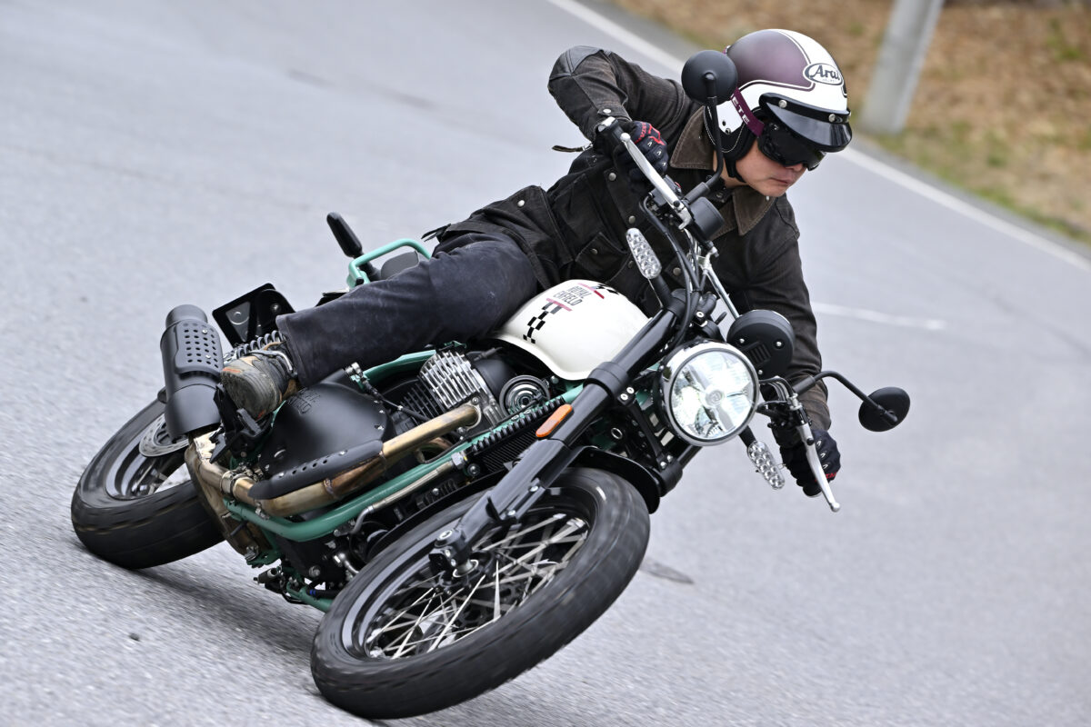 写真はロイヤルエンフィールド・ベア650でコーナリングする谷田貝 洋暁。スクランブラーモデルであるベア650は、幅広のハンドルを活かしてリーンアウト気味のポジションで乗っても様なる。