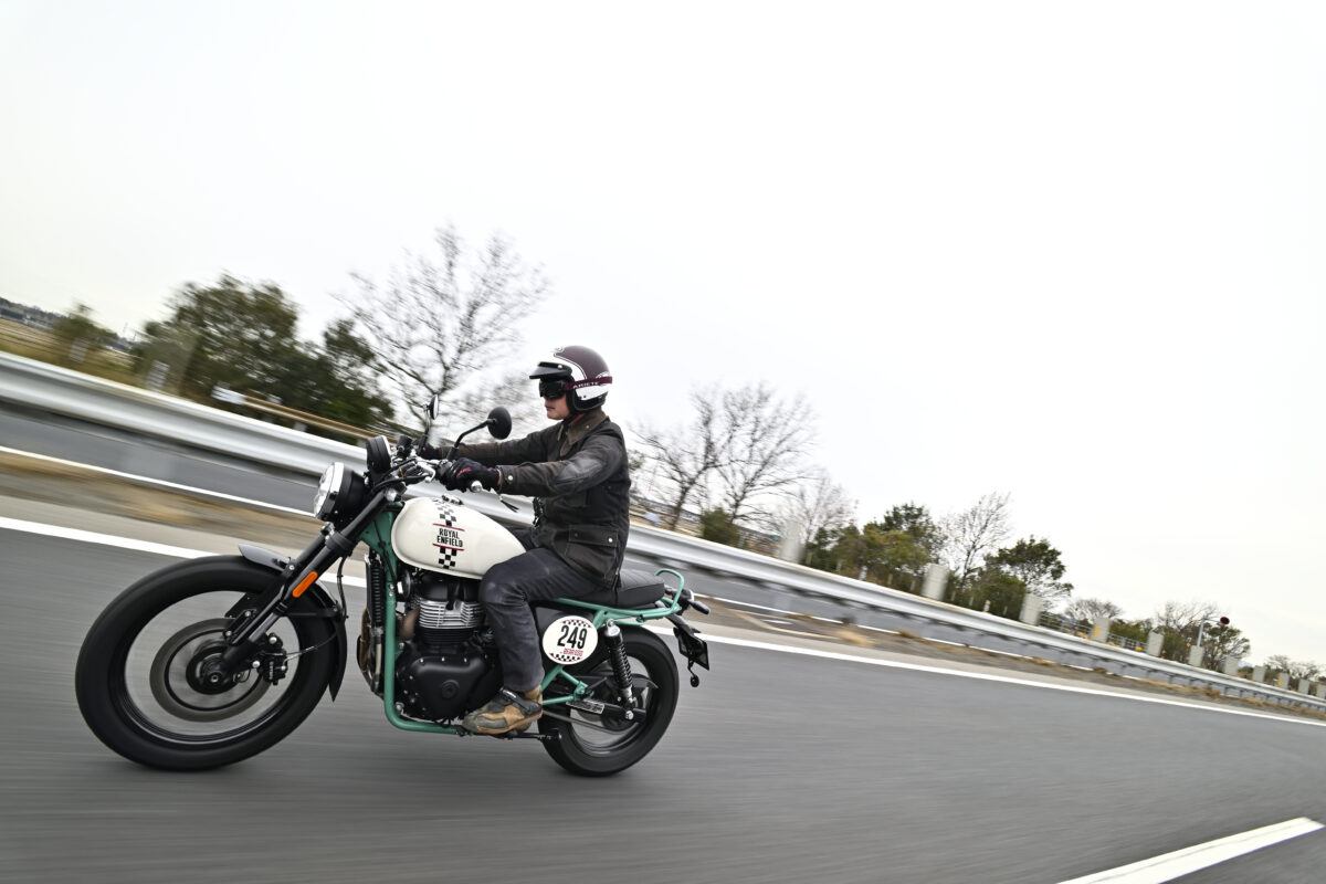 写真はロイヤルエンフィールド・ベア650で高速走行する谷田貝 洋暁。500kmほど走っているトリップメーターの平均燃費は26.7km/ℓだった。