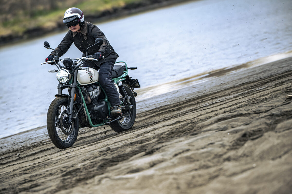 写真はロイヤルエンフィールド・ベア650でダート走行を行う谷田貝 洋暁。ベア650車名はカルフォルニアの砂漠で行われたBig Bear Run。イメージ写真だけでも……と軽い気持ちでサンドセクションに持ち込んでみたのだが結構走れてしまってビックリ!