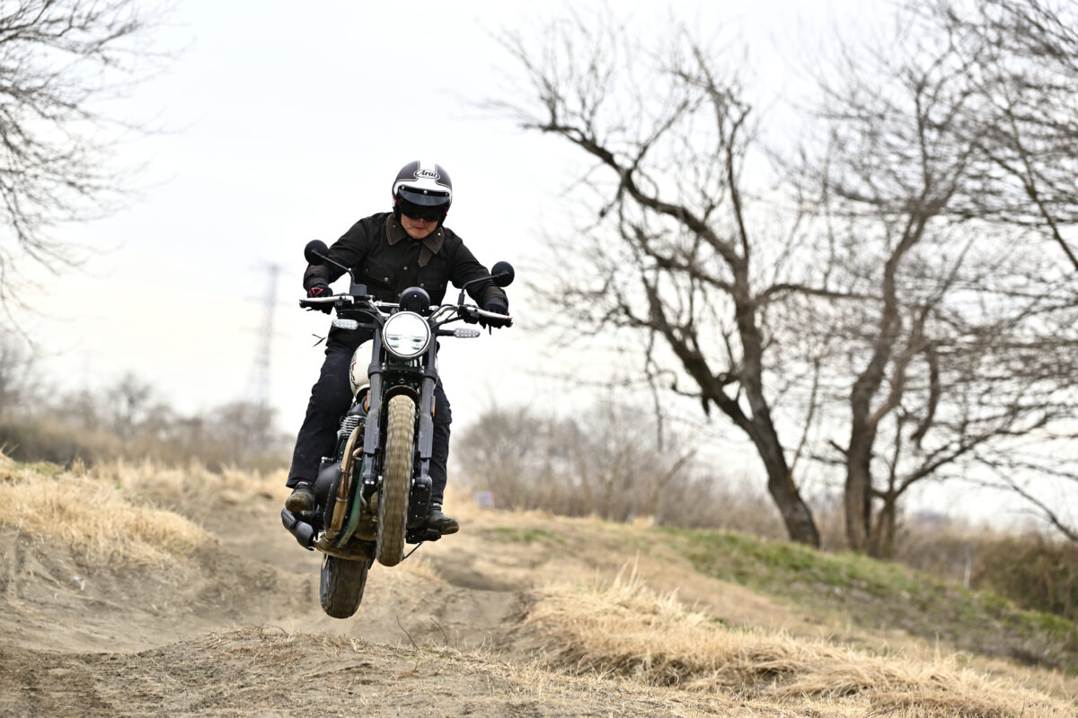 写真はロイヤルエンフィールド・ベア650でジャンプを行う谷田貝 洋暁。ちょうどいいギャップを見つけて軽めのジャンプ!……をしたら流石にストロークを使い切ったので無理は禁物!! 林道セクションでは水切りのギャップ越えなどにハイスピードで入らないように気をつけよう。