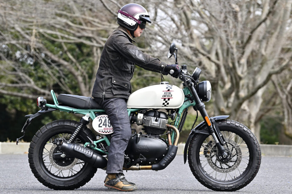 ロイヤルエンフィールド・ベア650のシート高は830㎜。テスター谷田貝 洋暁は身長172cm、75㎏。