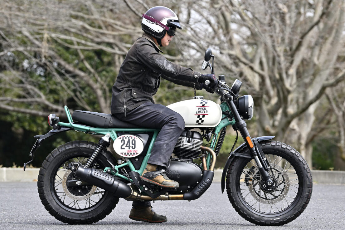 ロイヤルエンフィールド・ベア650のシート高は830㎜。テスター谷田貝 洋暁は身長172cm、75㎏。