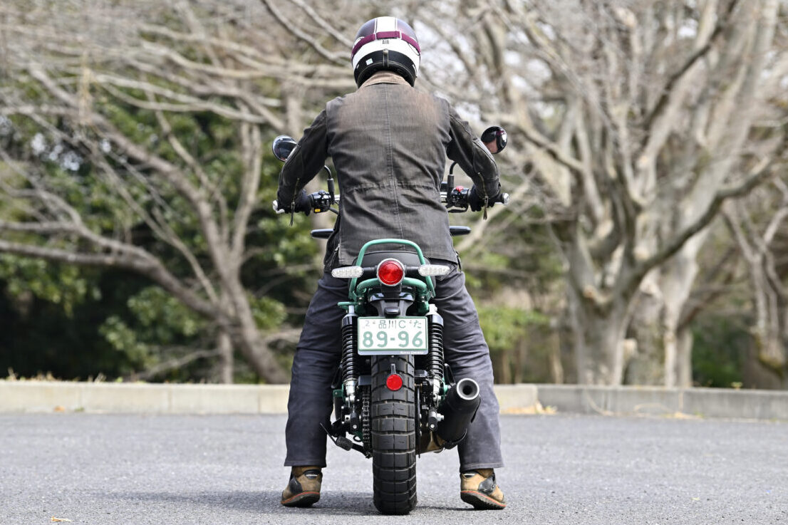 ロイヤルエンフィールド・ベア650のシート高は830㎜。テスター谷田貝 洋暁は身長172cm、75㎏。