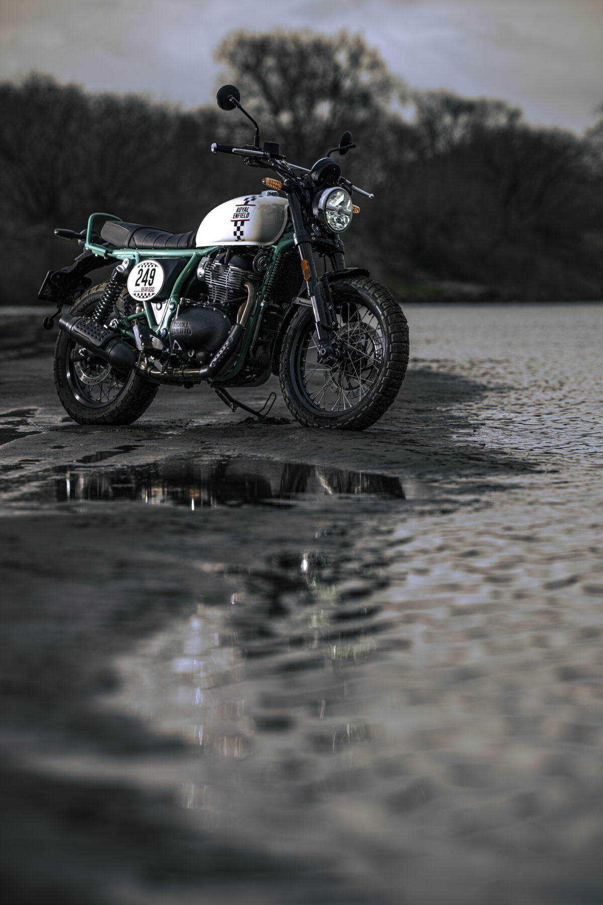 ロイヤルエンフィールド・ベア650。カラーリングはBig Bear Run での伝説的な勝利を飾った Eddie の車番に敬意を表した特別カラーエディション「トゥー・フォー・ナイン(Two Four Nine)/価格:1,015,300円税込)