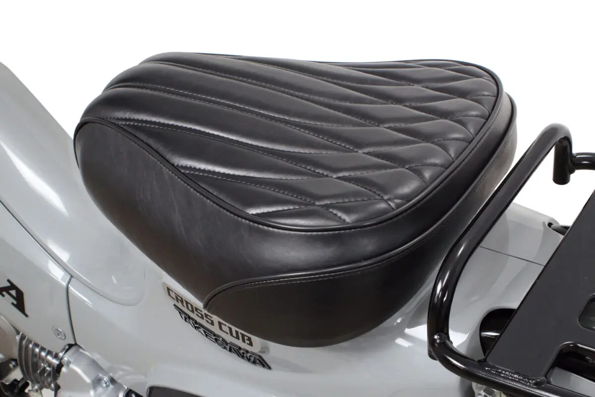 スーパーカブがクラシカルに変身！ 武川から「クラシックシート」登場