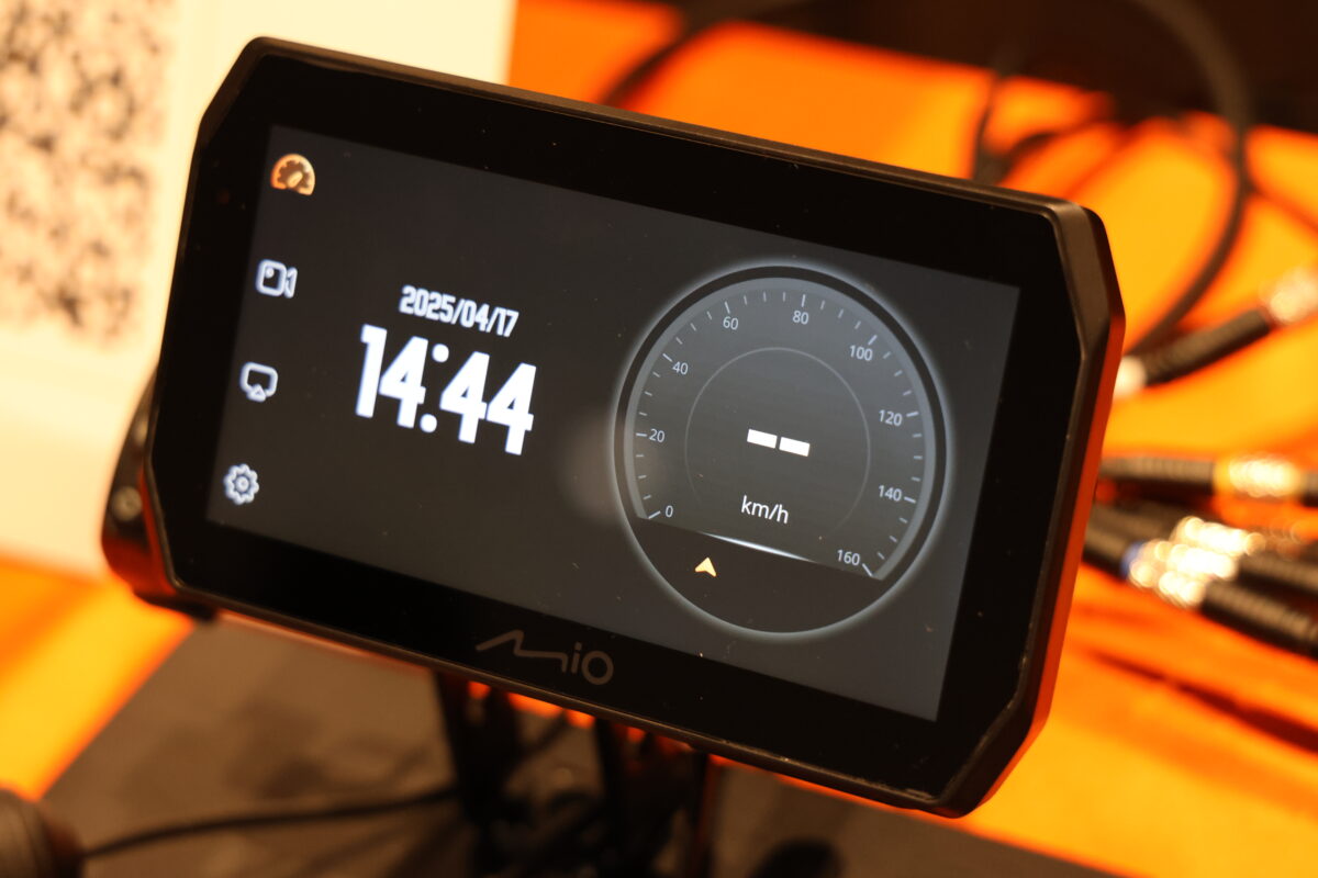 スマートモニターはタッチパネル式で直感的な操作が可能。表示はダッシュボード画面。バイク用として当然防振防水対策が施されており、防水防塵機能はIP67（コネクター部はIP65）。