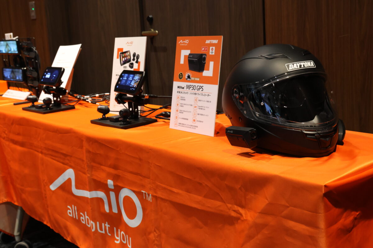 ヘルメット取り付けタイプの「MiVue MP30GPS」や従来モデルの「Mio MiVue M802WD」、そして新作の「Mio MiVue　MK50」と、多彩なニーズに対応するMioのドライブレコーダー。