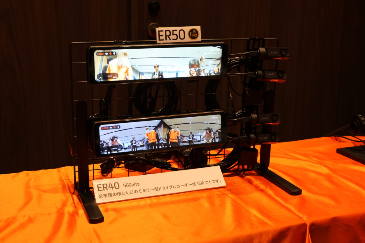 操作タッチパネルも兼ねるスマートミラー部分の輝度を従来の500nitoから1500nitoにアップしたことで、より反射の影響が受けにくくなった。