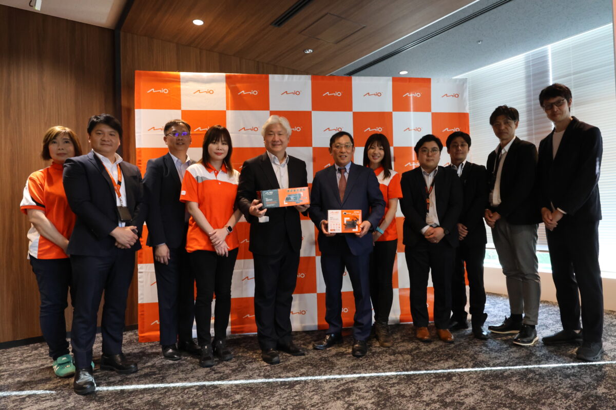 MiTACデジタルテクノロジー社のスタッフとデイトナのスタッフ。