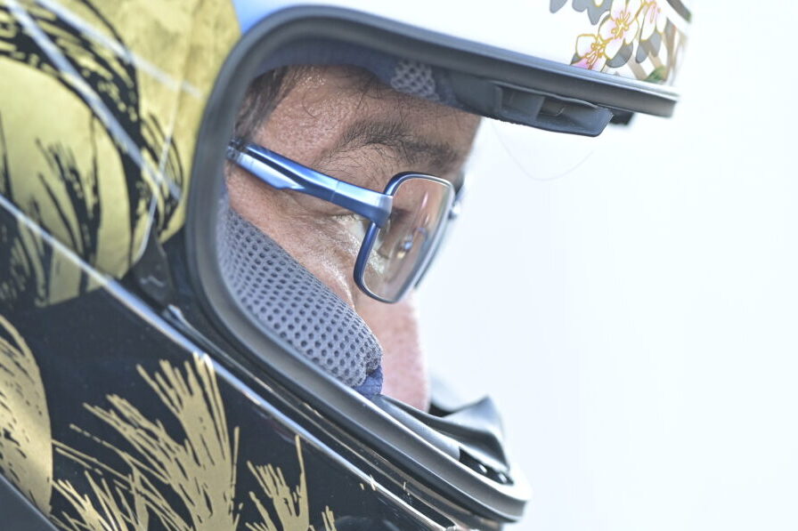 縦カーブがしっかりつけられた『+ゼロ・コントラスト レンズ』をより瞳に近づけることで、正面はもちろん、上下方向の視界をクリアにすることに成功。