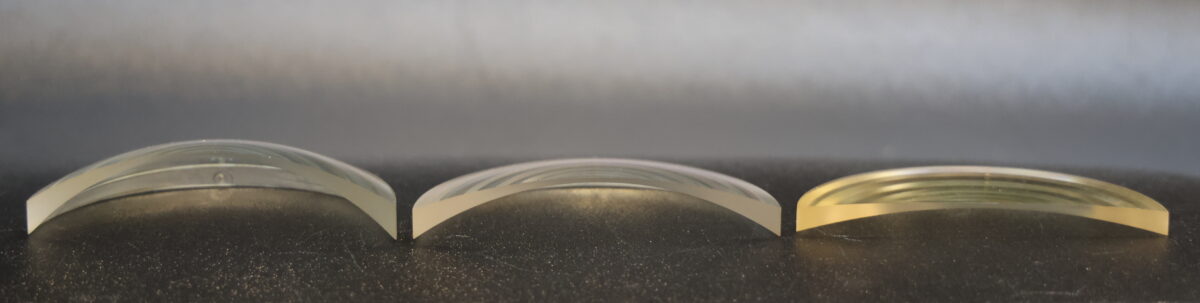 右が一般的なメガネのレンズで中央と左が+ゼロ・コントラスト レンズ。メガネ購入時に“非球面レンズ”なんて言葉を聞いたことがあるかもしれないが、「RIDINGEYEWEAR」で使われるのはさらに細かい調整を行なった“設計レンズ”と呼ばれる特殊な特注レンズ。中央:「Ride」シリーズなどに使われるカーブを持ったレンズ、左:「No Regret No Grow」シリーズに使われるレンズはさらに強いカーブを持っている。