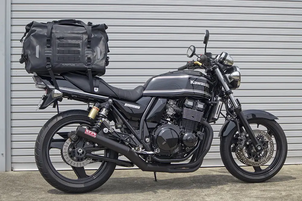 小旅行にぴったり。細かい配慮が優しいダッフルバッグをZRX400Ⅱに装着