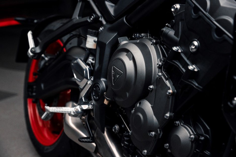 トライアンフ「67」伝説を継承 新型Trident Triple Tribute