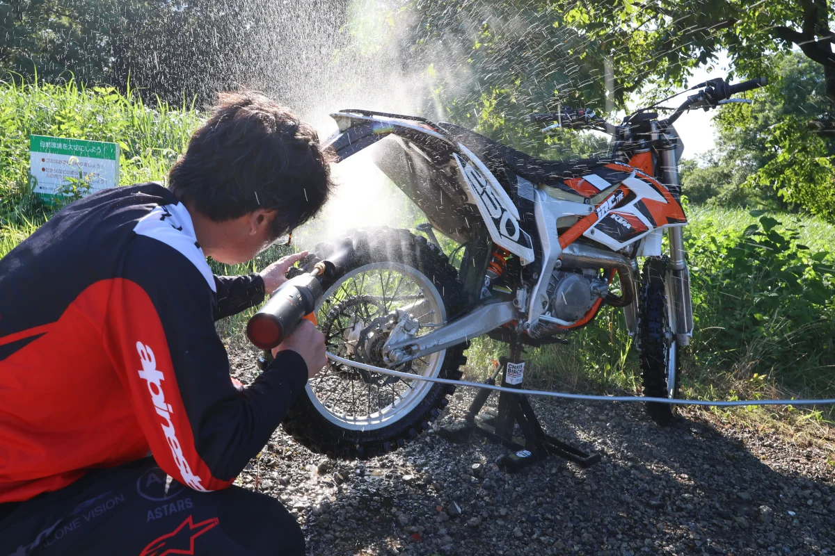 マディコンディションでの洗車は荷が重いだろうが、軽めのオフロード汚れくらいなら十分落ちる！
