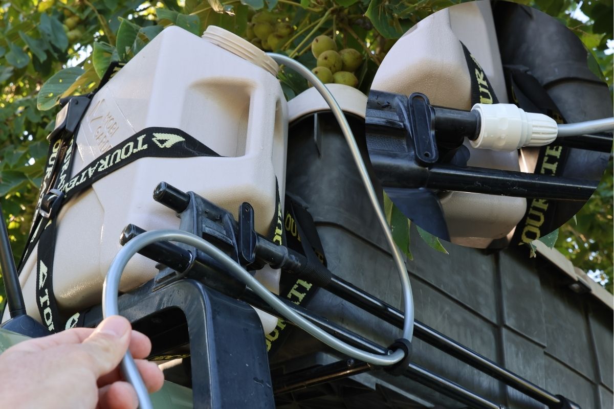 持ち込んだ水は車載するのに現実的な大きさであろう20ℓのポリタンク。この水の量で1台洗い切れたらまずまずといったところ。ちなみに写真右上のように市販の水道用品で取り出し口を工夫するとさらに使い勝手がよくなるぞ！