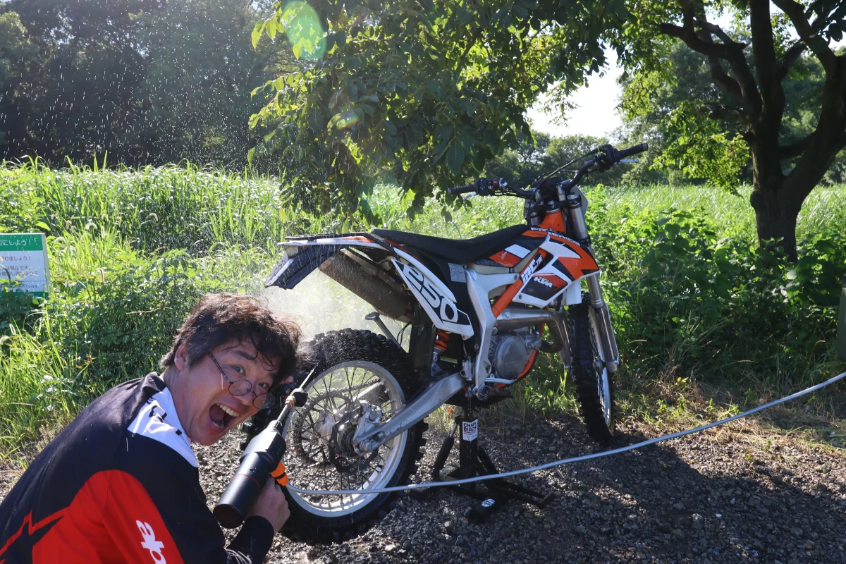 20ℓの水を使い切るまで約6分半。スペック上の吐出水量に偽りなしといったところ。６分半あれば軽い汚れのオフロードバイクを十分洗い上げられるぞ！