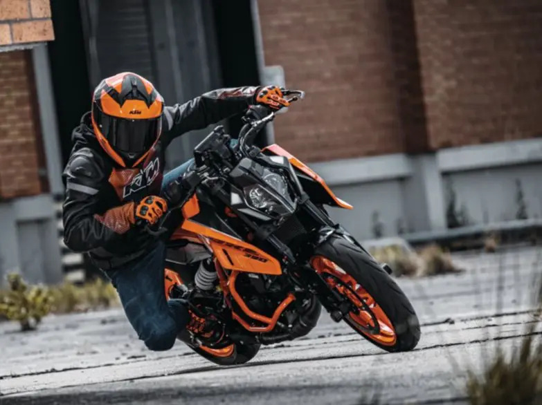 KTM 390 DUKEの2025年モデル登場！ ブラックシート採用でルックス一新