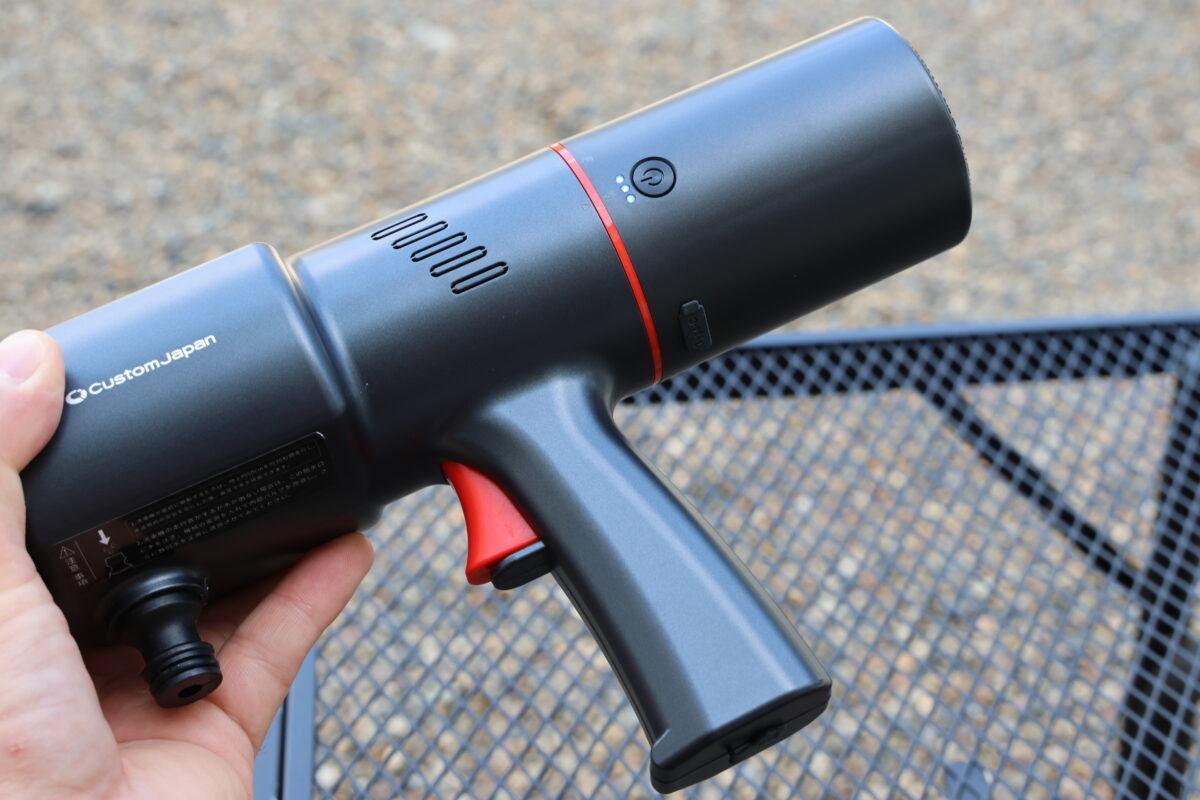 バッテリー横の電源スイッチを押してONにしたら、あとはトリガーを引くだけの簡単操作