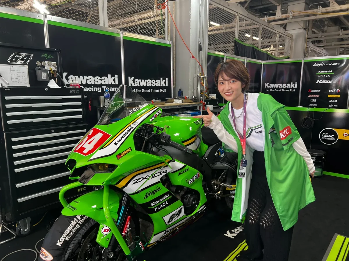 鈴鹿8耐を観戦する若月佑美さん