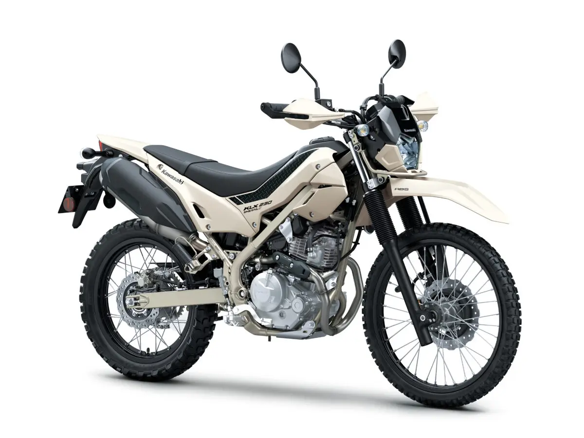 カワサキ新型「KLX230 SHERPA S」登場 足つき改善＆装備充実