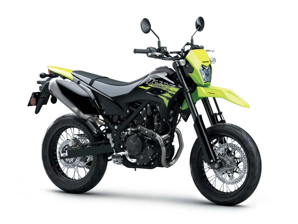 カワサキ「KLX230SM」が新色で登場！ 都市でも映える2色展開