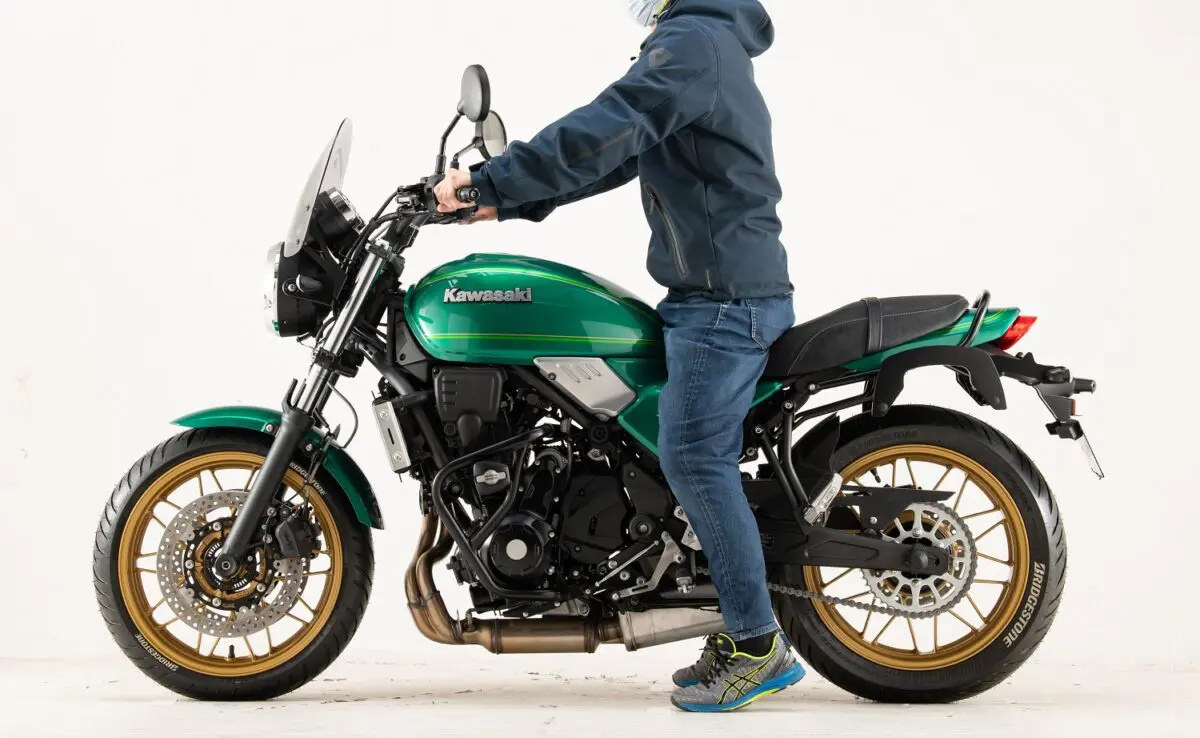 Z650RSにローダウンという選択肢 快適ライディングは足元から