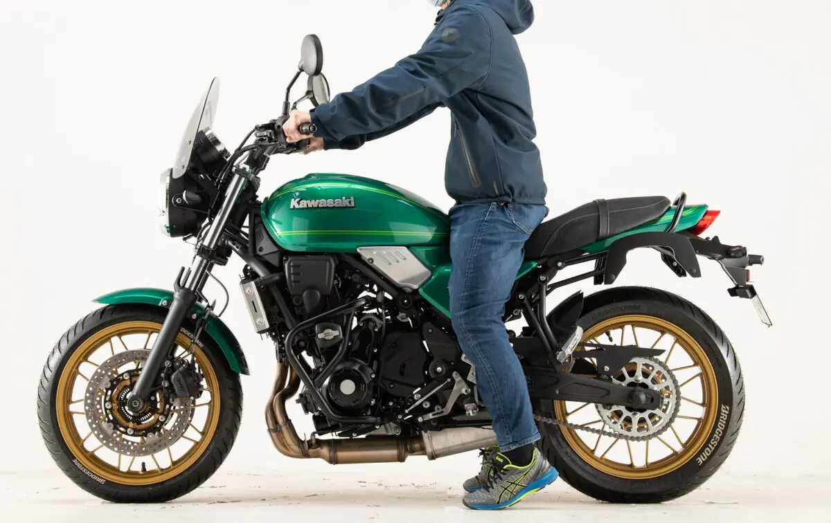 Z650RSにローダウンという選択肢 快適ライディングは足元から