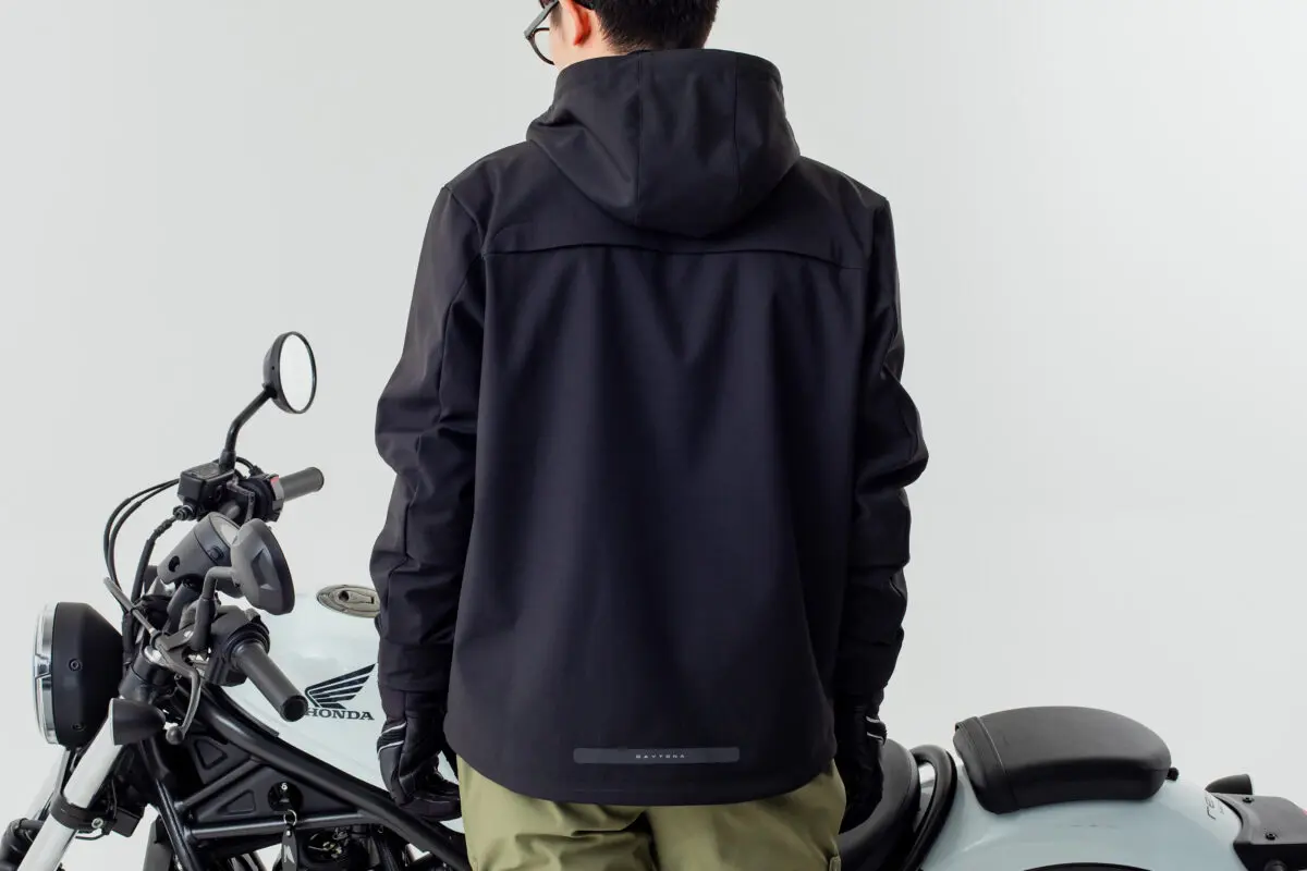 春秋冬ツーリングに頼れる1着 デイトナ「ソフトシェルジャケット