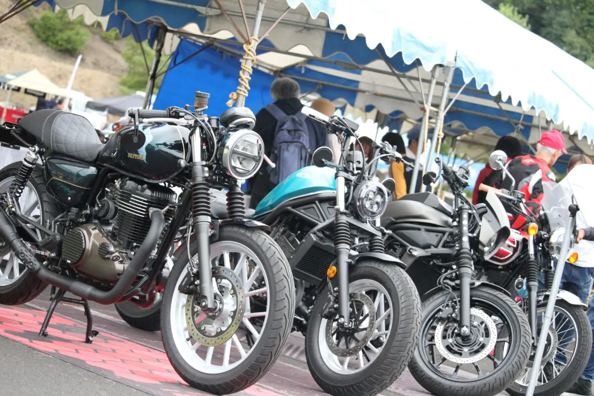 ホワイトの車体+ピンクの差し色で個性的にカスタム ZX-4R【みんなの