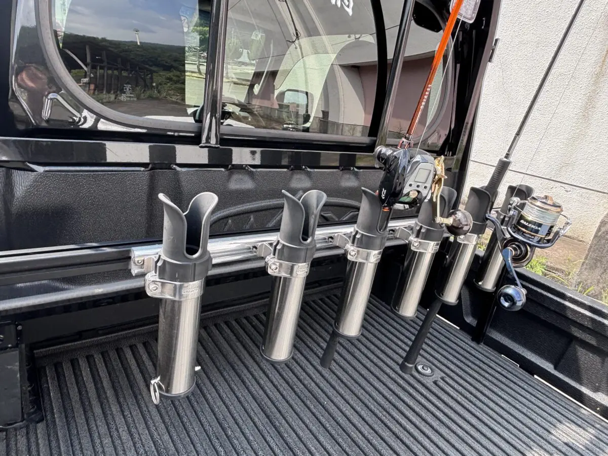 ワンピースタイプのロッド（釣竿）を軽トラにスマート積載 ダイハツ