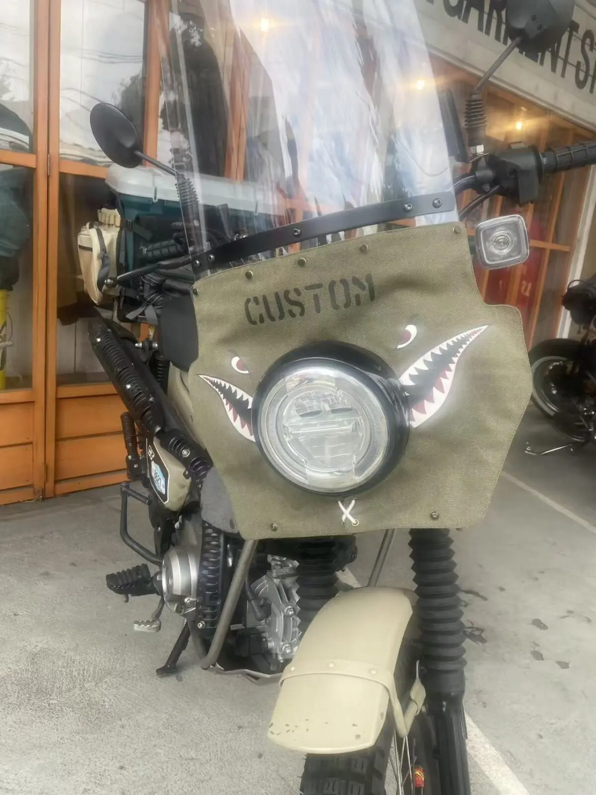 ハンターカブ乗り必見 シャークマウスデザインの垂付きスクリーン限定 ハンターカブ乗り必見 シャークマウスデザインの垂付きスクリーン限定